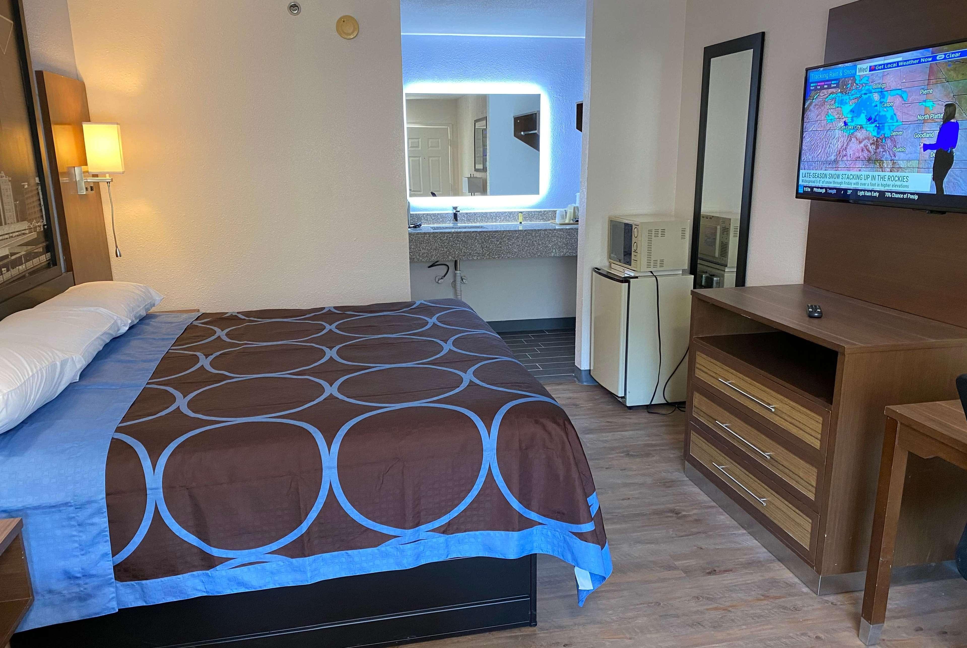 Super 8 By Wyndham Marietta/West/Atl Area Hotel Bagian luar foto