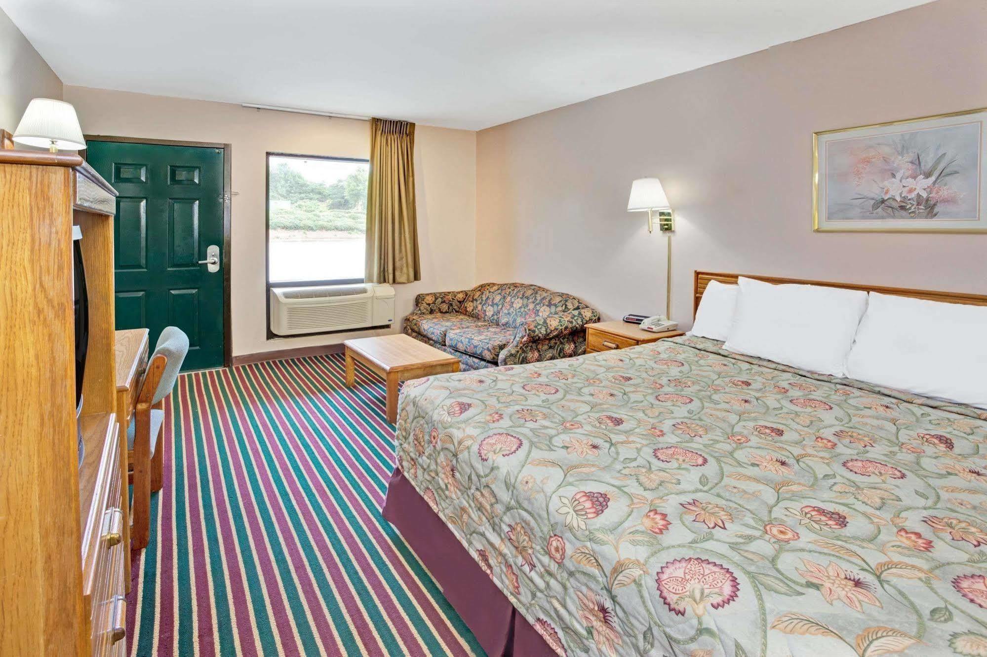 Super 8 By Wyndham Marietta/West/Atl Area Hotel Bagian luar foto