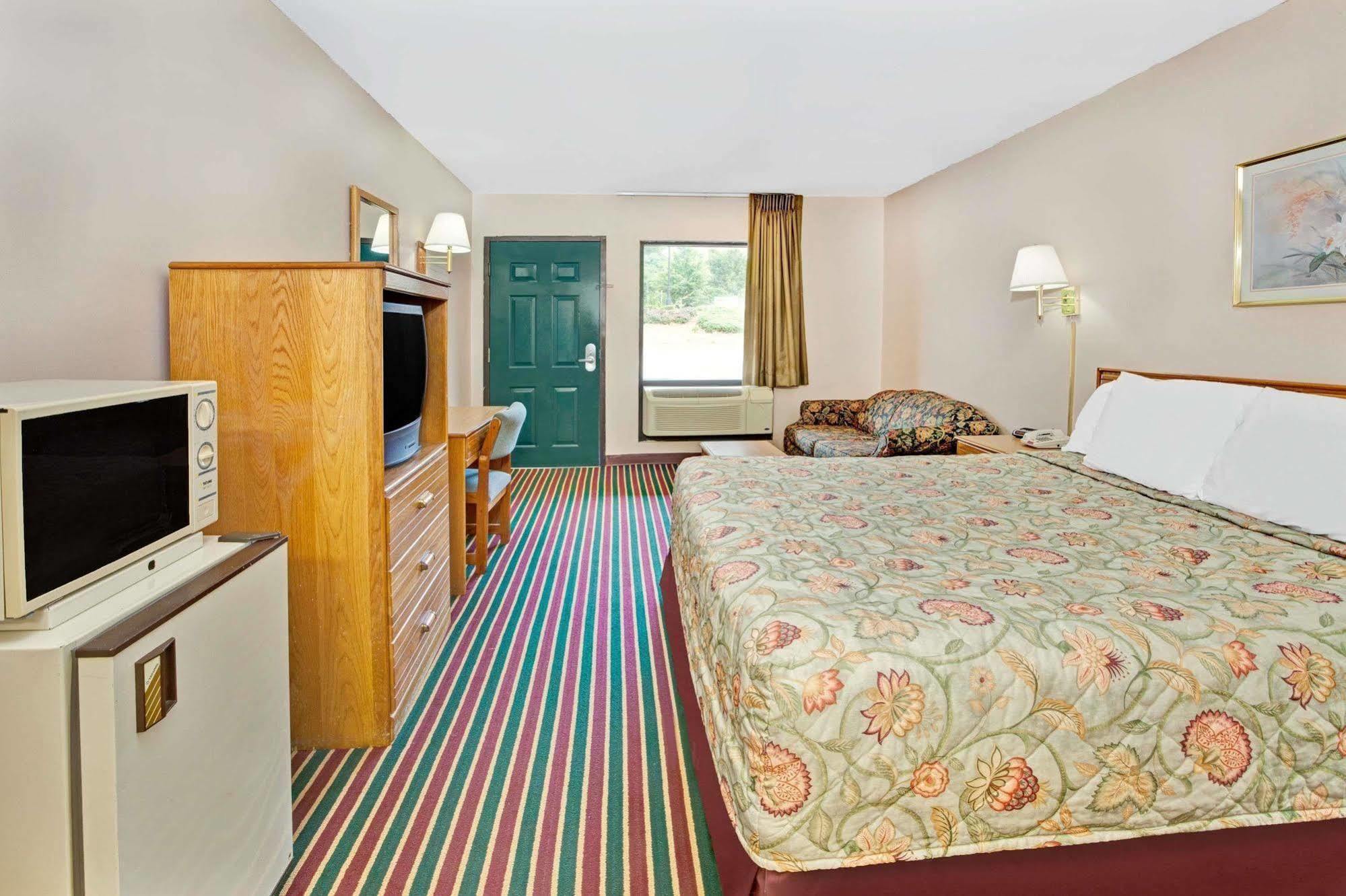 Super 8 By Wyndham Marietta/West/Atl Area Hotel Bagian luar foto