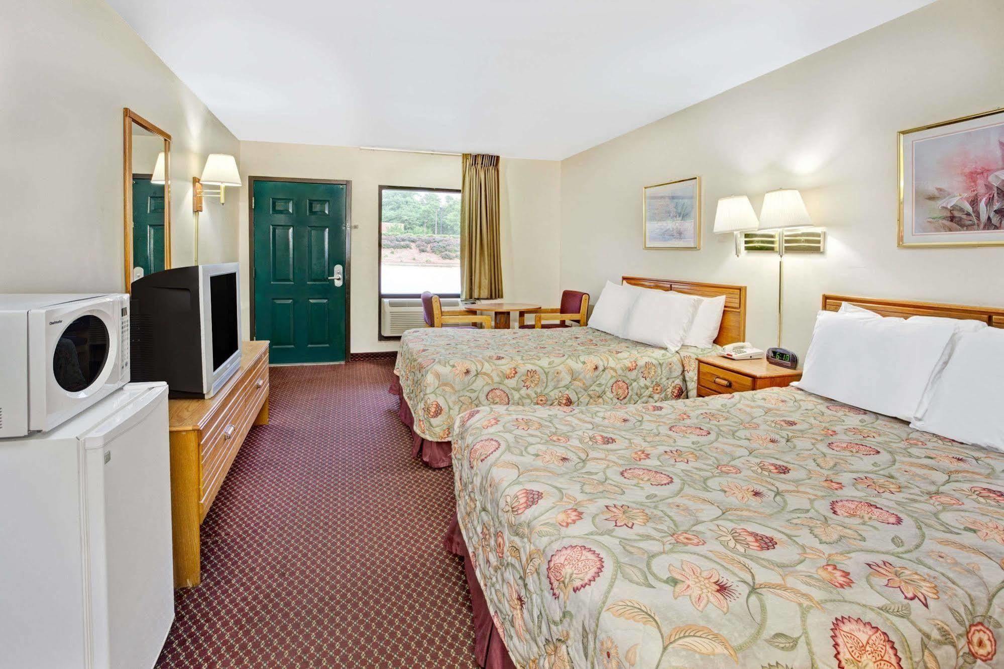 Super 8 By Wyndham Marietta/West/Atl Area Hotel Bagian luar foto