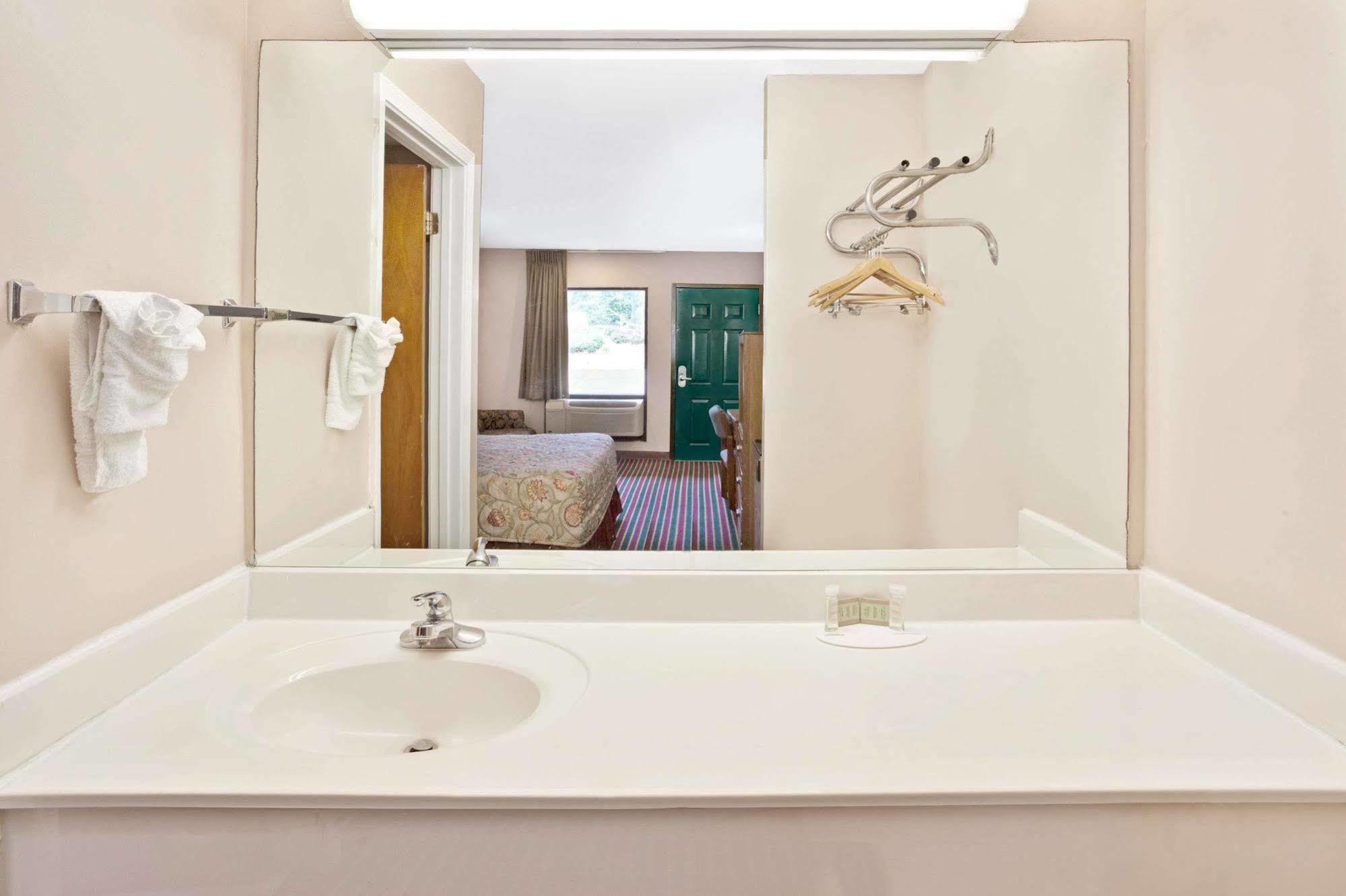 Super 8 By Wyndham Marietta/West/Atl Area Hotel Bagian luar foto