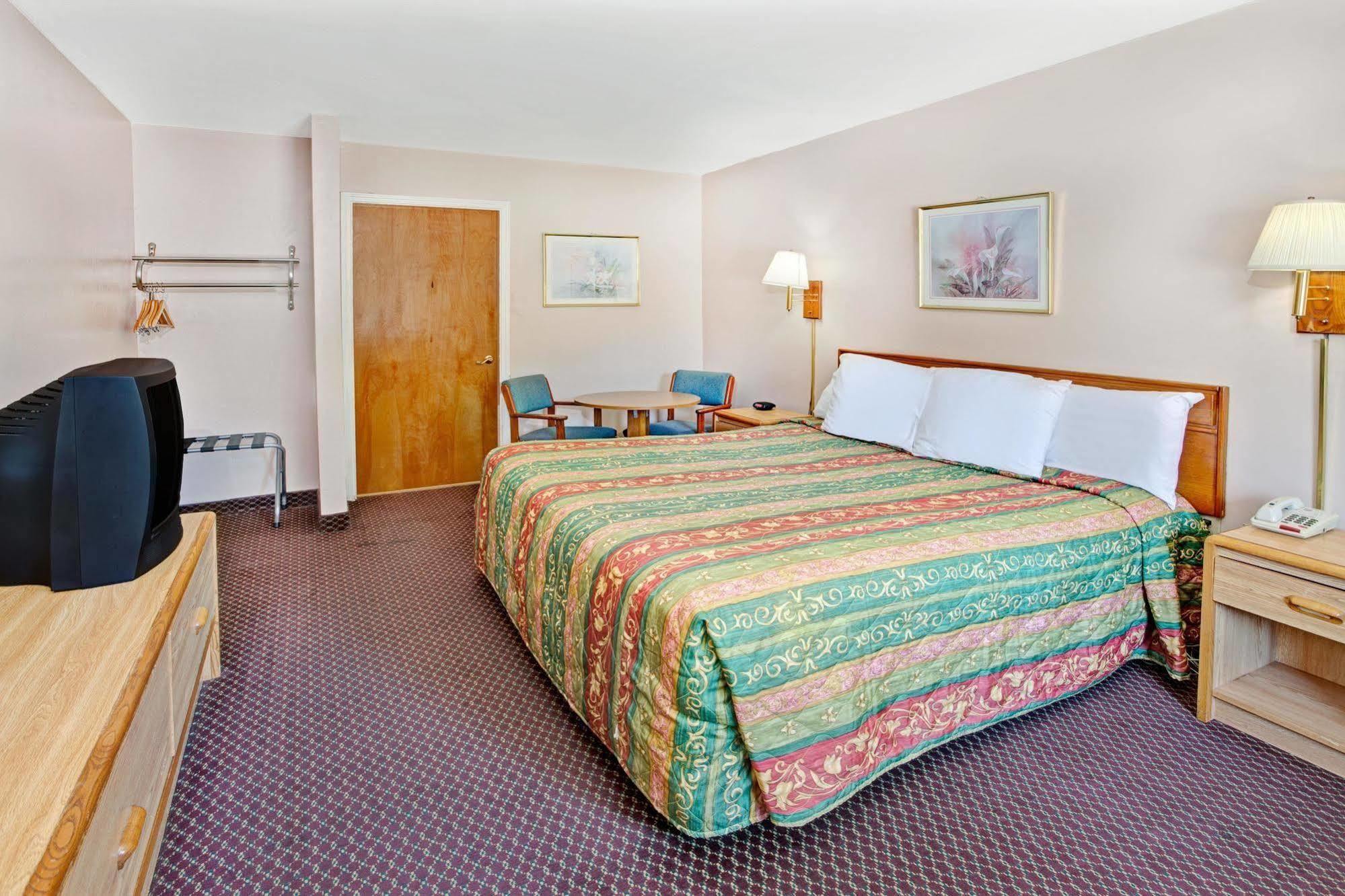 Super 8 By Wyndham Marietta/West/Atl Area Hotel Bagian luar foto
