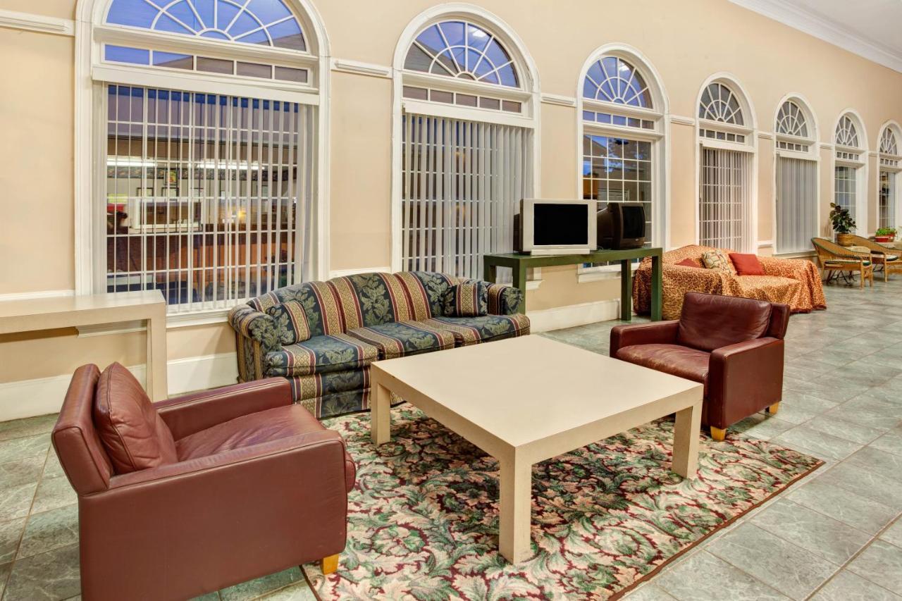 Super 8 By Wyndham Marietta/West/Atl Area Hotel Bagian luar foto